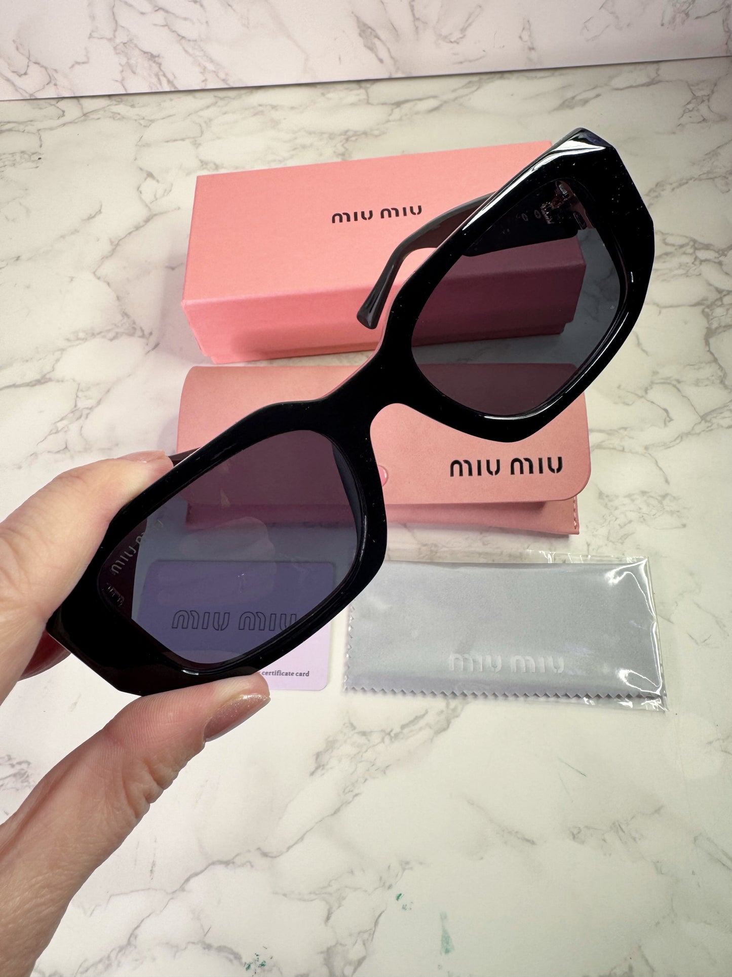 MIU Elegant Sunglasses