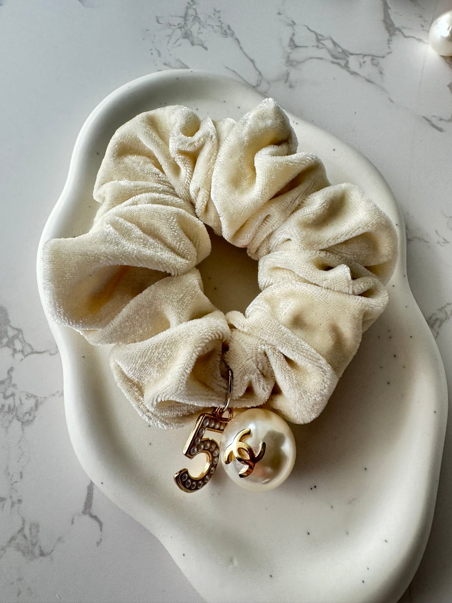 No 5 Perla Scrunchie