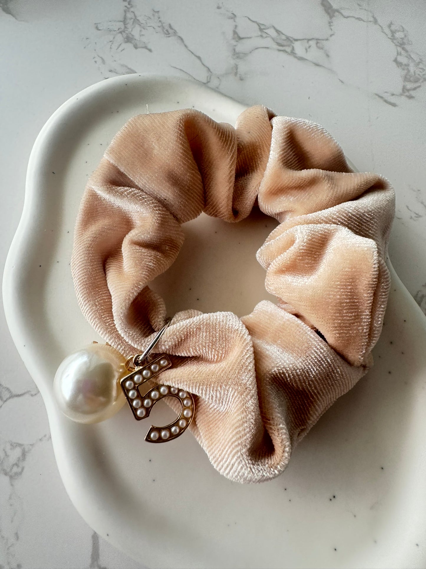 No 5 Perla Scrunchie