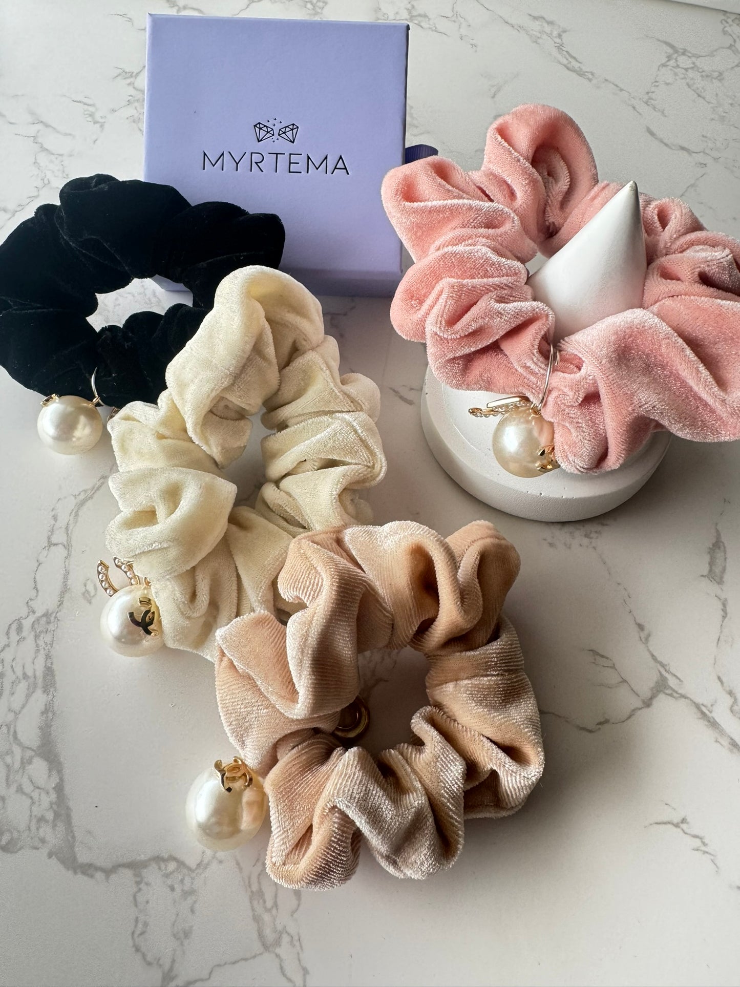 No 5 Perla Scrunchie